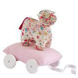 Mouton sur Coussin à Roulettes Liberty Rouge et Rose