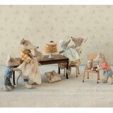 Longue Table &agrave; Manger pour Souris